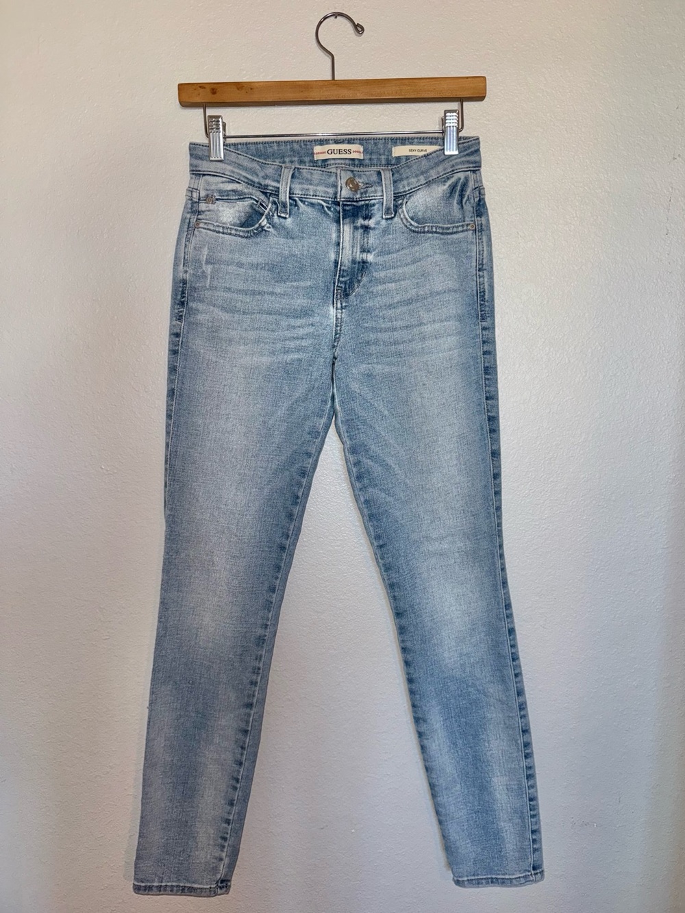 GUESS Light Wash Skinny Jeans Sexy Curve Woman’s Size 26 🧡